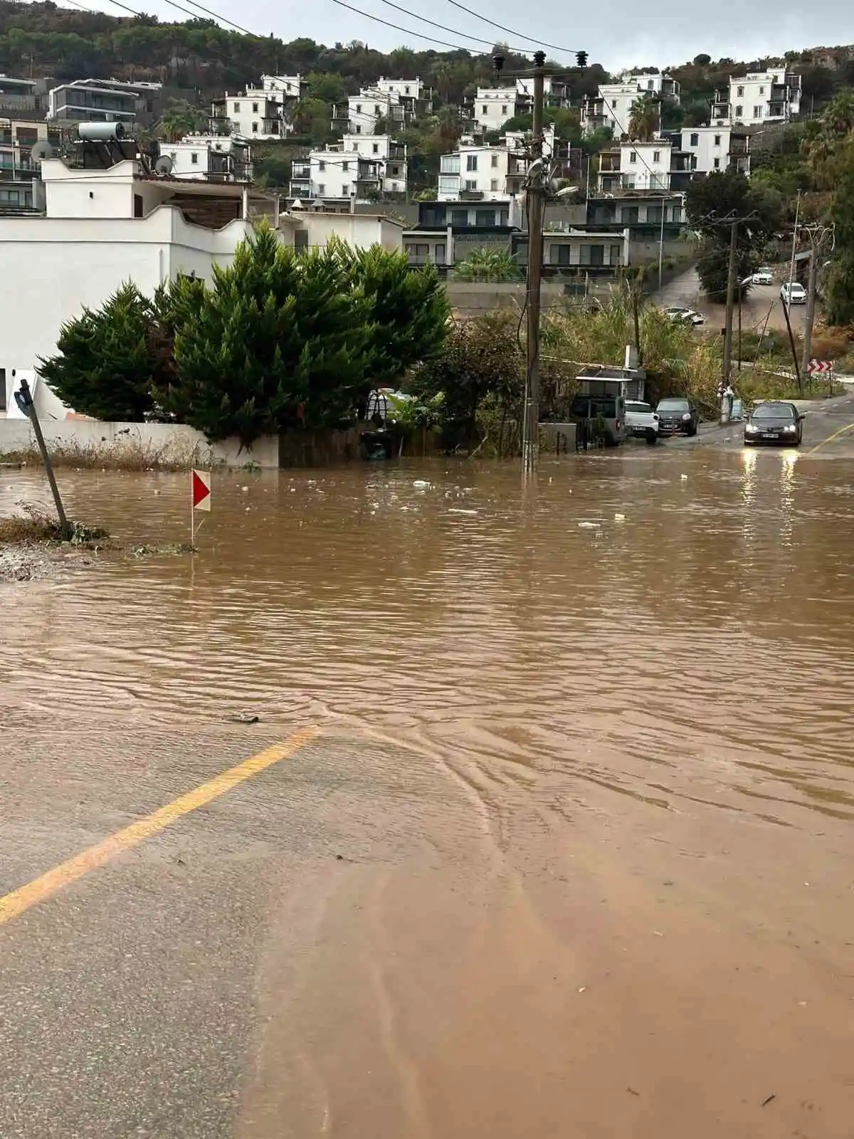 Bodrum'da sağanak su baskınlarına yol açtı: Yollar kapandı, duvar çöktü 4