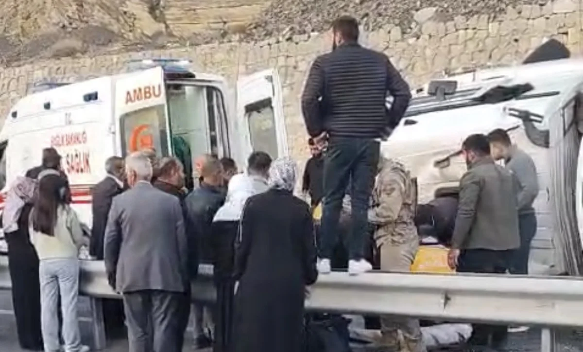Van-Hakkari kara yolunda tır devrildi: 1 yaralı 2