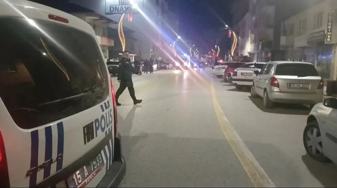 BURDUR’UN GÖLHİSAR İLÇESİNDE 3 KATLI BİR APARTMANIN ÇATISINDA ÇIKAN YANGIN PANİĞE NEDEN OLDU....
