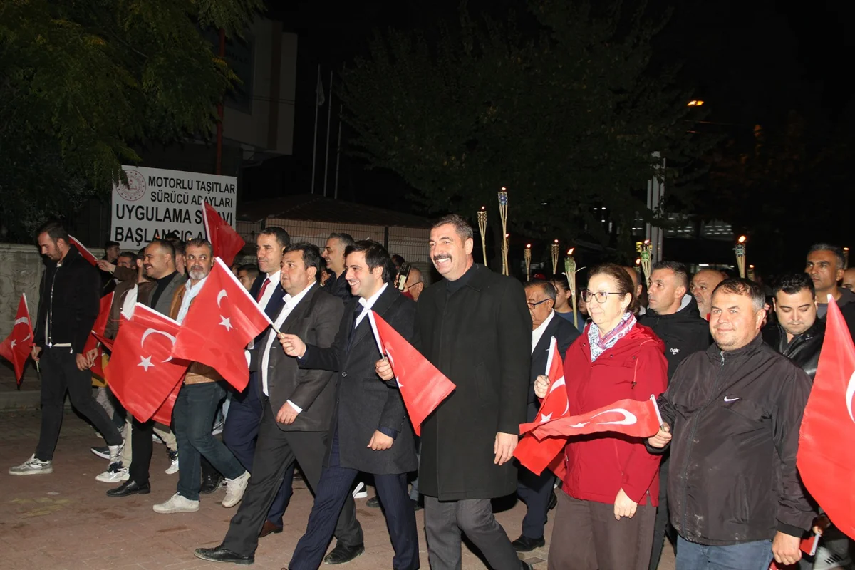 Kula'da ertelenen Cumhuriyet Bayramı coşkusu fener alayıyla yaşandı 1