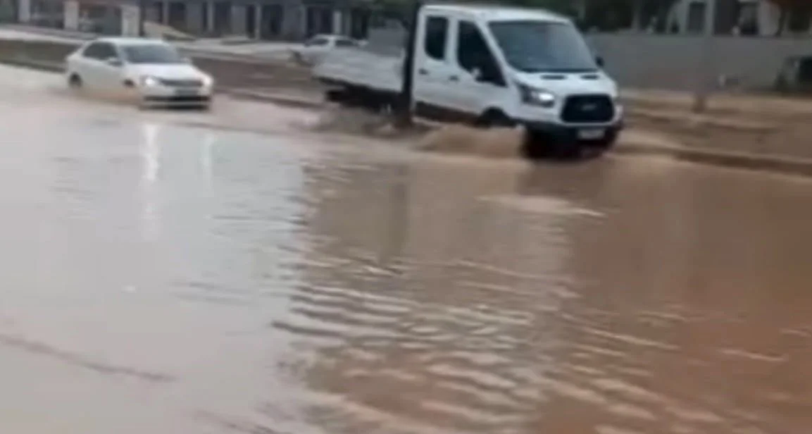Gaziantep'te aniden bastıran sağanak yolları göle çevirdi 4