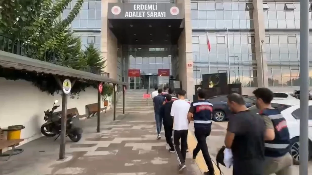 MERSİN MERKEZLİ 2 İLE JANDARMA EKİPLERİ TARAFINDAN YASADIŞI BAHSE YÖNELİK DÜZENLENEN OPERASYONDA...
