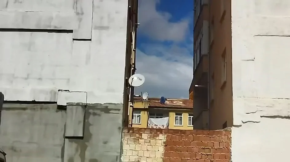 ELAZIĞ’DA BİR KADIN, BİNANIN ÇATISINA HERHANGİ BİR TEDBİR ALMADAN ÇIKARAK HALI SERDİ. GÖRENLERİN...