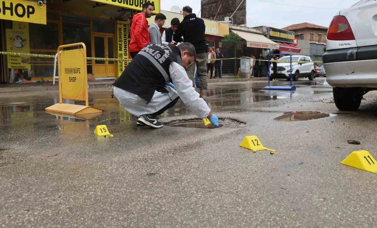Adana'da motosikletli şüphelilerden tekel bayisine silahlı saldırı 3