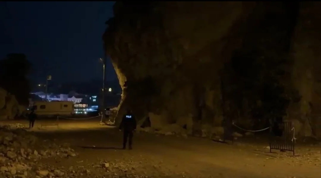 Amasra'da karavanların bulunduğu yola dev kayalar düştü 3