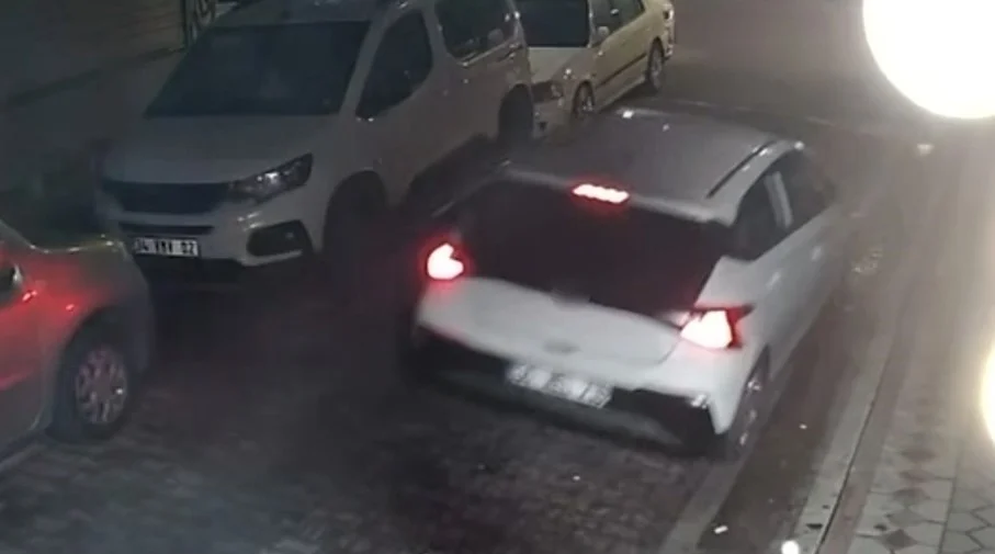 Sultangazi'de iki araca çarpıp kaçan kiralık otomobil terk edilmiş halde bulundu 5