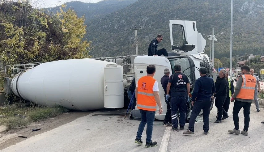 Çorum'da freni boşalan beton mikseri otomobile çarparak devrildi: 3 yaralı 1