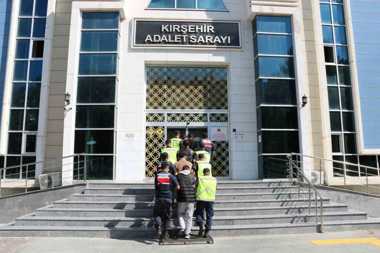 KIRŞEHİR’DE BİR İŞ YERİNE DÜZENLENEN UYUŞTURUCU OPERASYONUNDA 348 ADET SENTETİK HAP VE 2 TABANCA...