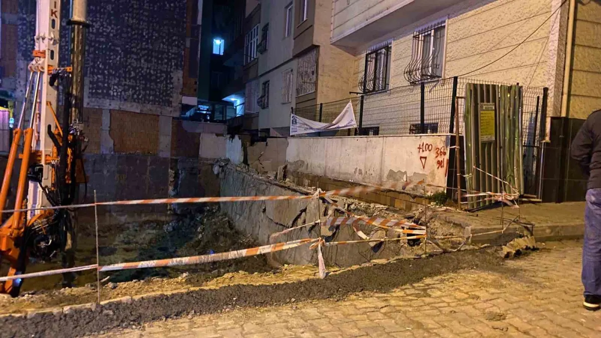 Bahçelievler'de istinat duvarı çöktü: İki binadaki 20 daire tahliye edildi 2