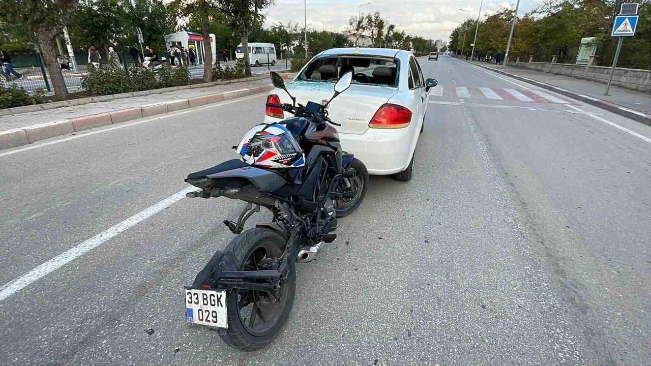 KARAMAN’DA YAYA GEÇİDİNDEN GEÇEN VATANDAŞLARA YOL VERMEK İÇİN YAVAŞLAYAN OTOMOBİLE ARKADAN ÇARPAN...