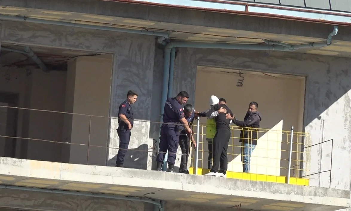 Alanya'da maaşını alamayan işçi inşaatın balkonuna çıktı 2