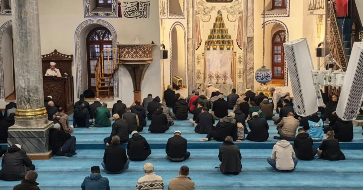 Kütahya'da tarihi Ulu Cami'de buluşan cemaat gençlerin hatimleri için dua etti 4
