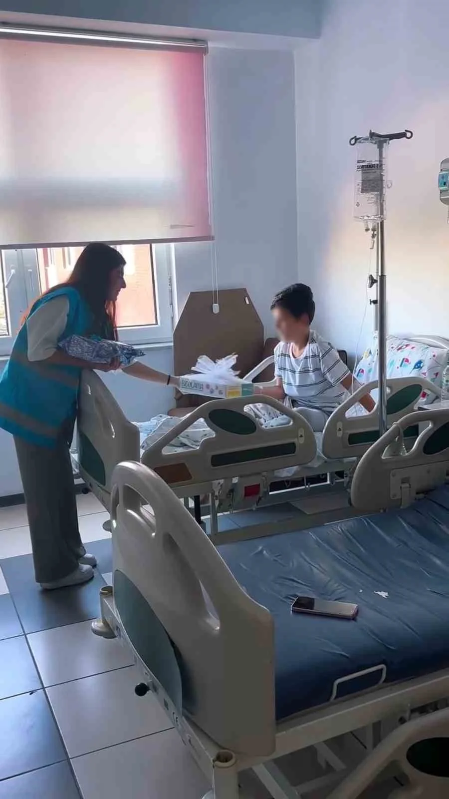 Bolu'da gönüllü öğrencilerden tedavi gören çocuklara oyuncak sürprizi 4