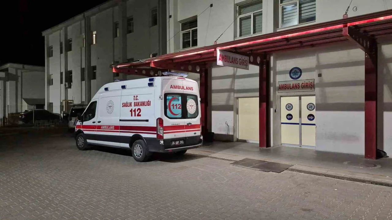 ESKİŞEHİR'DE OTOMOBİLE ÇARPIŞAN MOTOSİKLETTEN SAVRULARAK AĞIR YARALANAN YOLCU, BİLİNCİ KAPALI...
