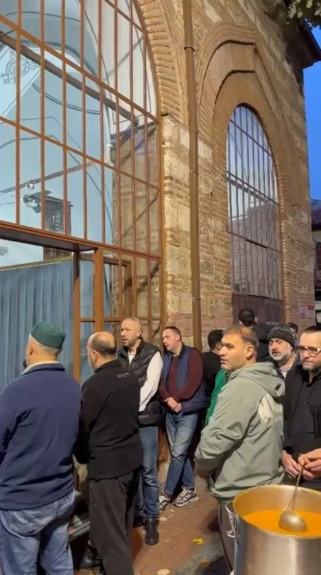 Bursa'da Selim Kurtulan ve tüm hastalar için sabah namazında dua buluşması 1