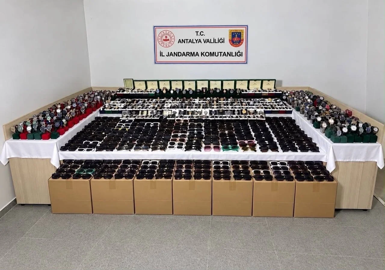 ANTALYA'DA PİYASA DEĞERİ YAKLAŞIK 5 MİLYON TL OLAN KAÇAK GÖZLÜK VE SAAT ELE GEÇİRİLDİ