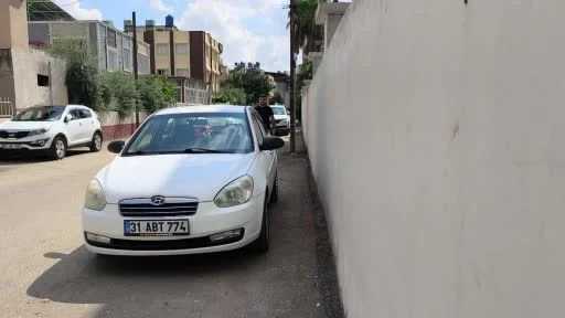 Düğünden yükselen silah sesleri nedeniyle kızını eve çıkaran adamın aracına yorgun mermi isabet...