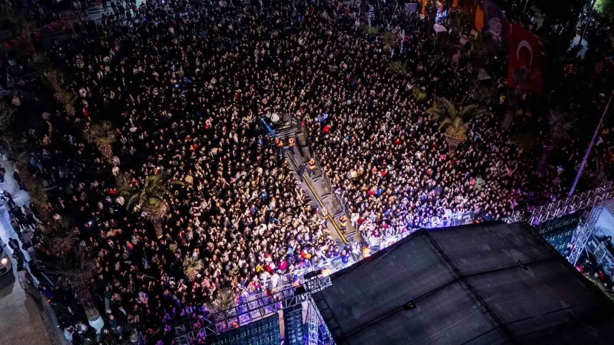 Turgutlu'da Cumhuriyet'in 103'üncü yılı Işın Karaca konseriyle kutlandı 2