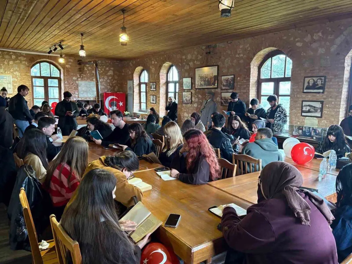 Balıkesir'de üniversite öğrencileri tarihi Akbaş İlkokulunda kitap okudu 2