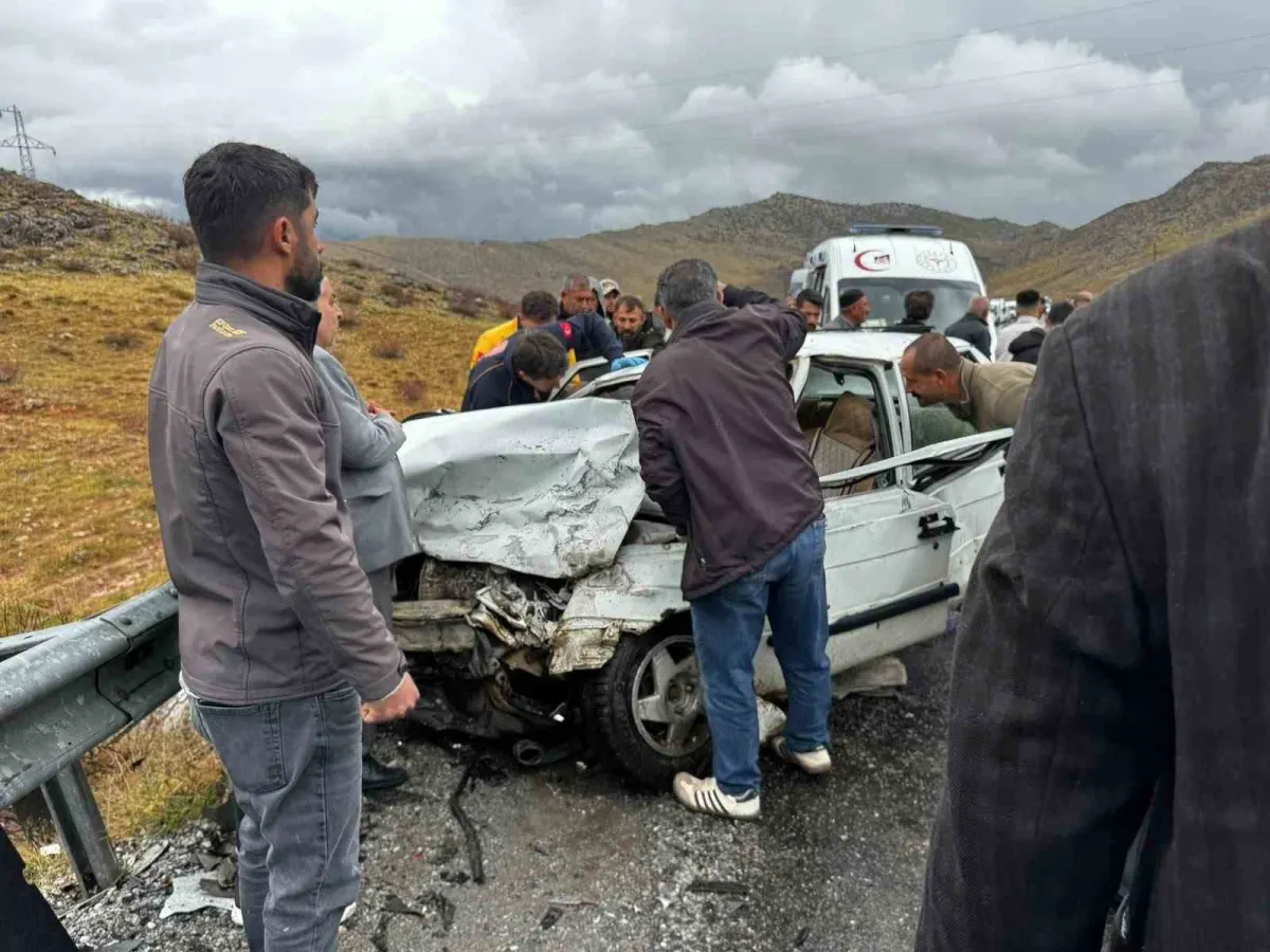 Bitlis'te iki otomobil kafa kafaya çarpıştı: 5 yaralı 1