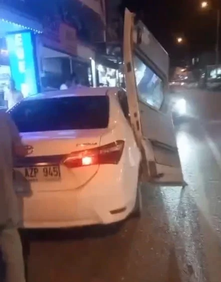 MERSİN'DE MEYDANA GELEN KAZADA MİNİBÜSÜN KAPISI, OTOMOBİLDE ASILI KALDI.