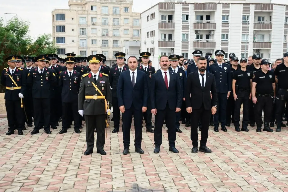 Silopi'de 29 Ekim Cumhuriyet Bayramı çelenk sunma töreniyle kutlandı 1