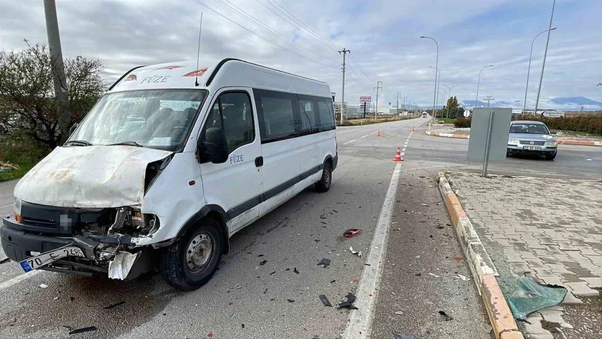 Karaman'da kavşakta minibüs ile otomobil çarpıştı: 1 yaralı 1