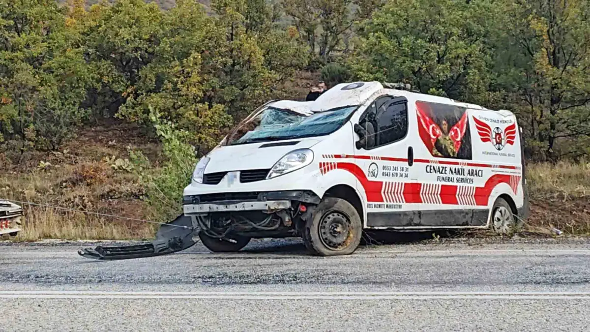 Isparta'da cenaze nakil aracı şarampole devrildi: Sürücü yaralandı 4
