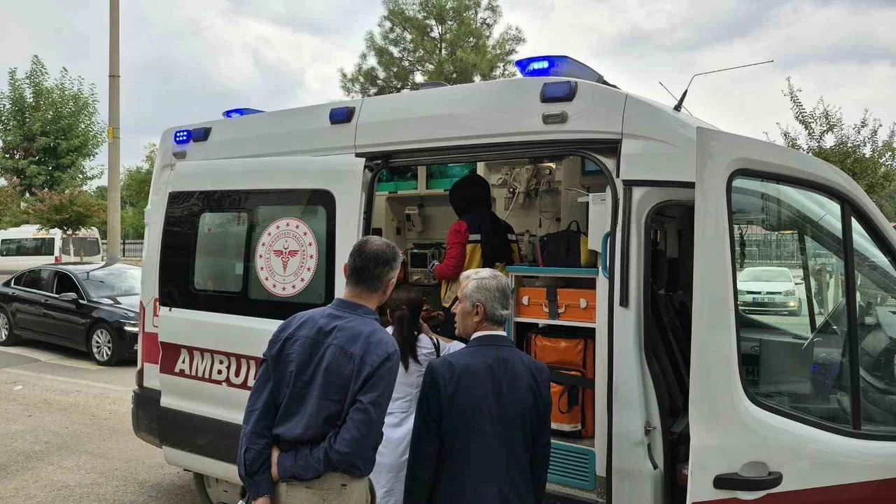 ADIYAMAN’DA OKUL ÇIKIŞINDA YOLUN KARŞISINA GEÇMEYE ÇALIŞAN 12 YAŞINDAKİ ÖĞRENCİ, MOTOSİKLETİN...