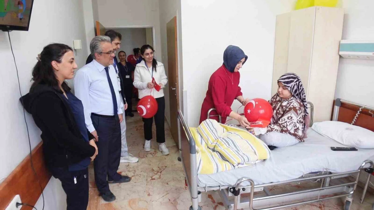 Fırat Üniversitesi Hastanesi'nde minik hastalara 29 Ekim sürprizi 3