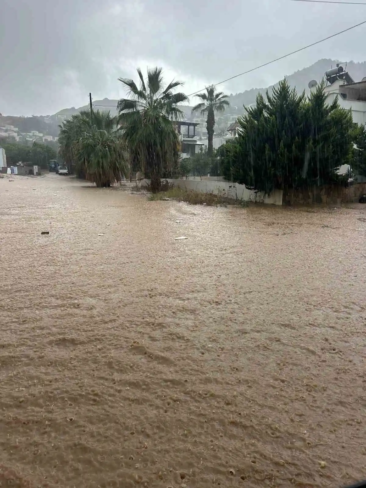Bodrum'da sağanak yağış yolları kapattı, bahçe duvarı çöktü 3