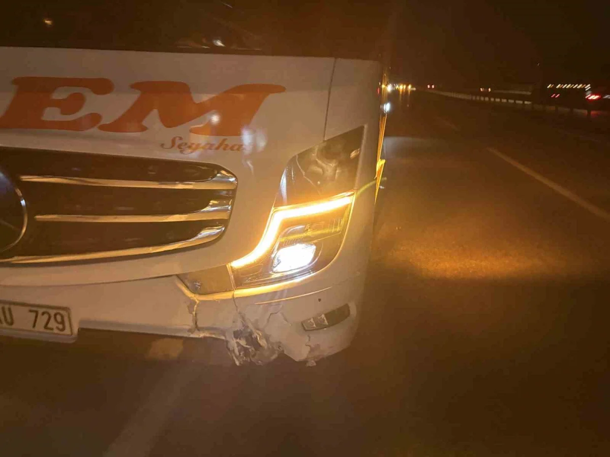 Kastamonu'da bariyerlere çarpıp otobüse savrulan otomobilde 2 kişi yaralandı 1