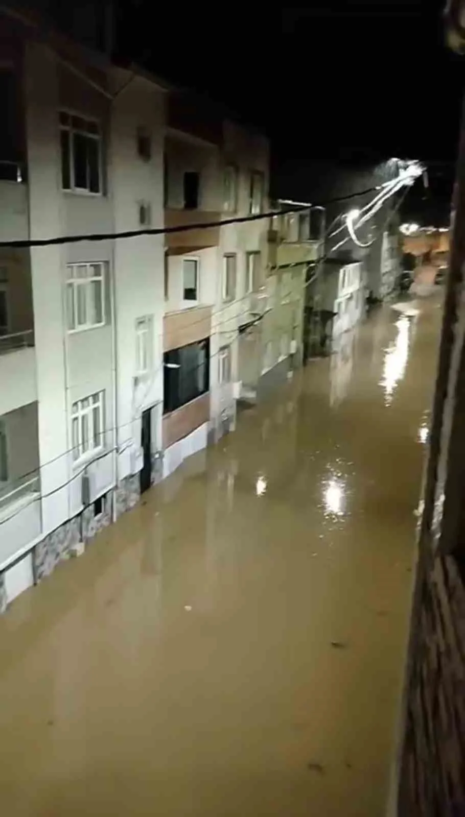 Biga'da sağanak yağış sonrası sokaklar göle döndü 2