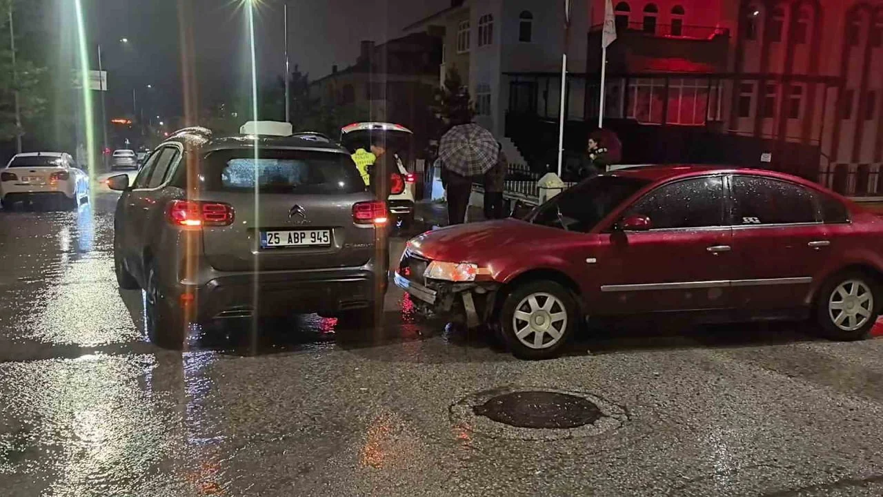 ERZURUM’UN PALANDÖKEN İLÇESİNDE İKİ OTOMOBİLİN KAVŞAKTA ÇARPIŞMASI SONUCU MEYDANA GELEN TRAFİK...