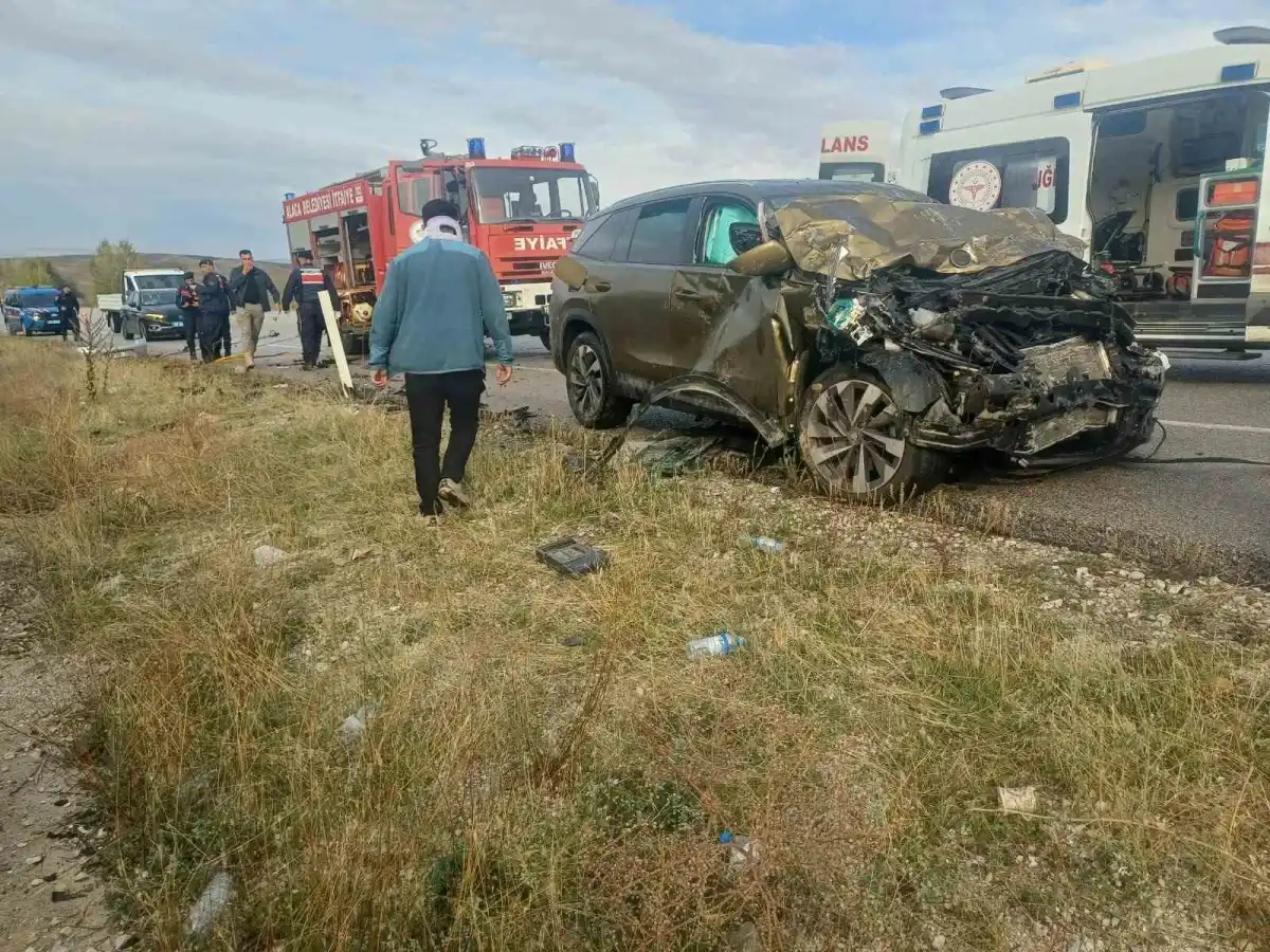 Çorum'da feci kaza: Karşı şeride geçen otomobil ciple çarpıştı 4