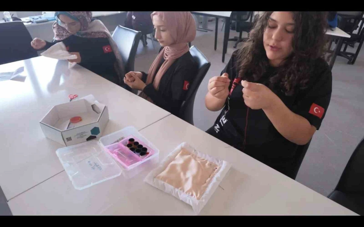 Denizli'de liseliler kaybolmaya yüz tutan zanaatları atölyelerden sınıflara taşıdı 2