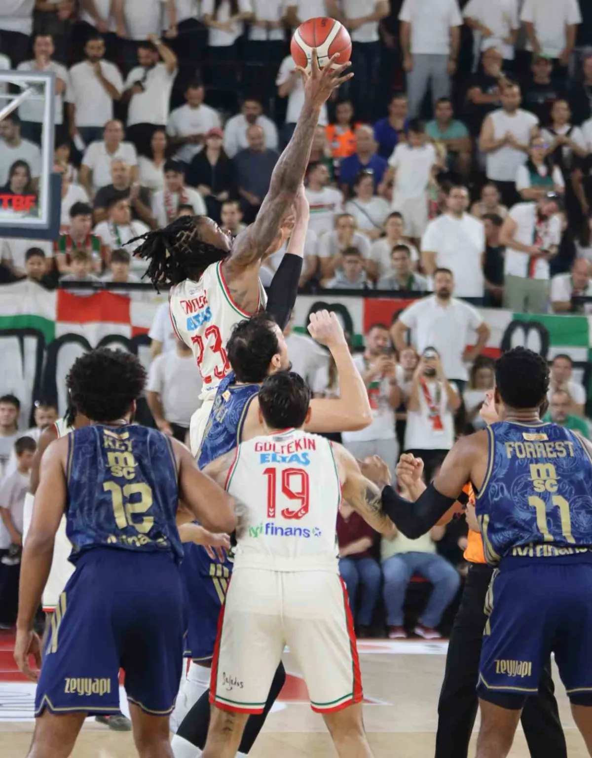 Karşıyaka evindeki ilk yenilgisini Fenerbahçe karşısında aldı 3