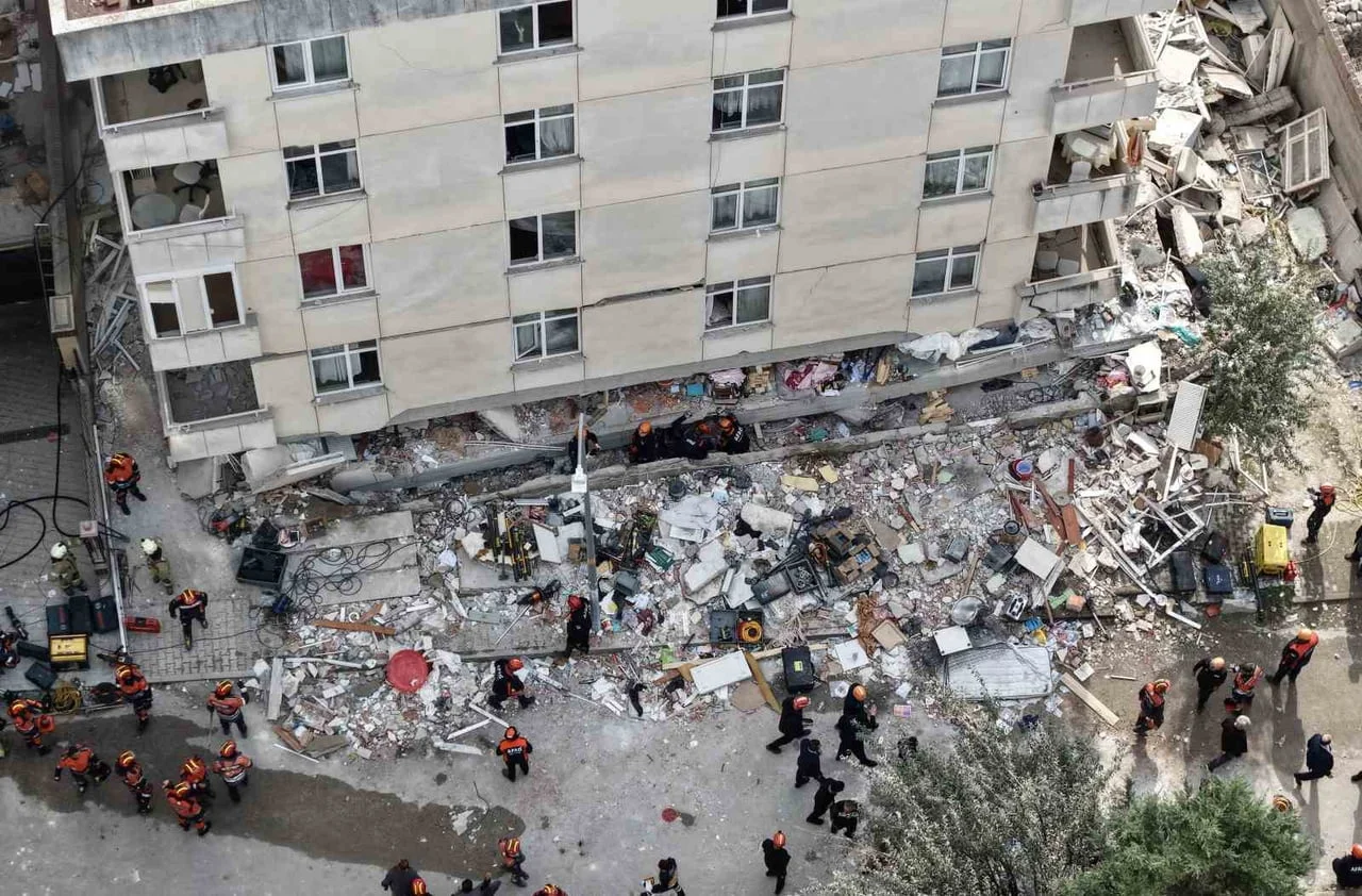MALTEPE'DE BİNANIN ÇÖKMESİ SONUCU 2 KİŞİNİN HAYATINI KAYBETTİĞİ, 2 KİŞİYİ ARAMA KURTARMA...