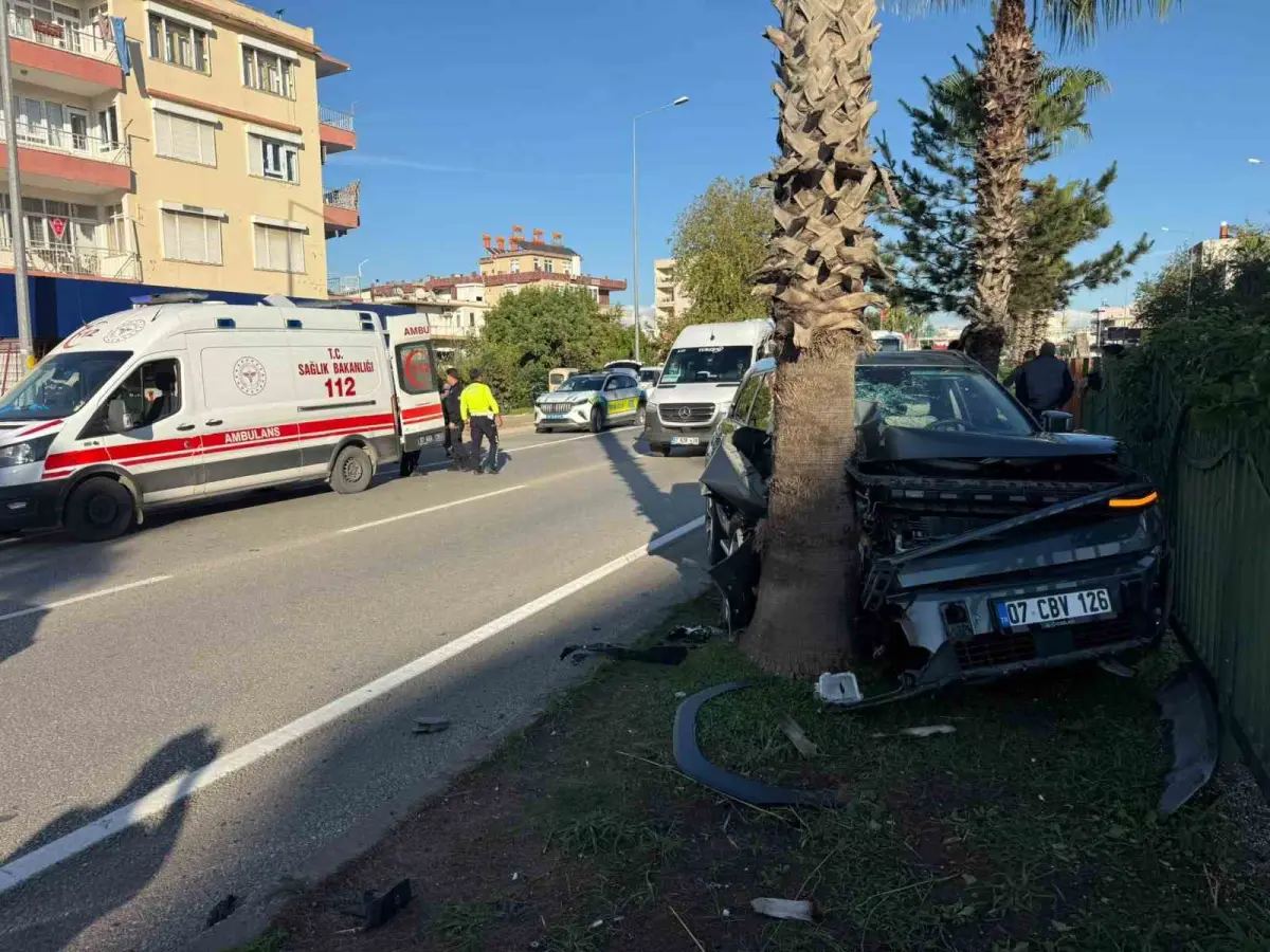 Serik'teki trafik kazasında yaralılara ilk müdahale yoldan geçen doktor belediye başkanından geldi 4