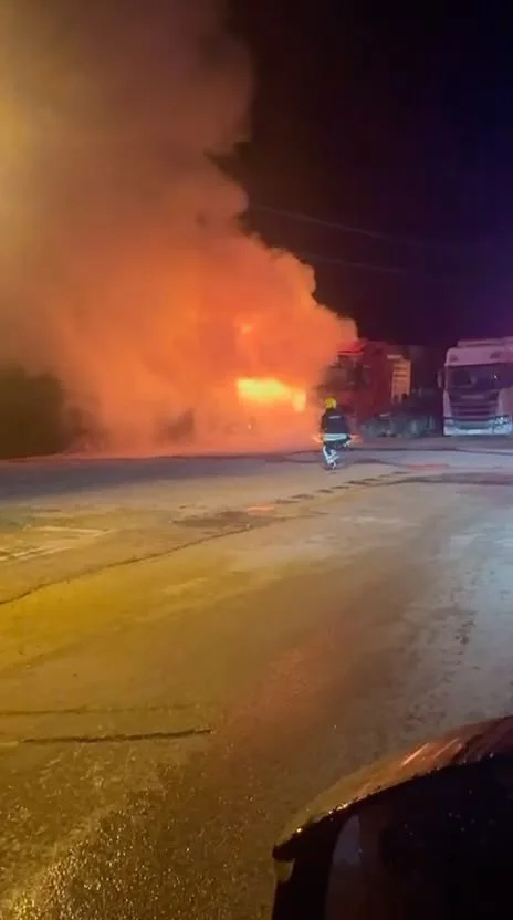 Bolu'da park halindeki tırda çıkan yangın yanındaki araca sıçradı 5