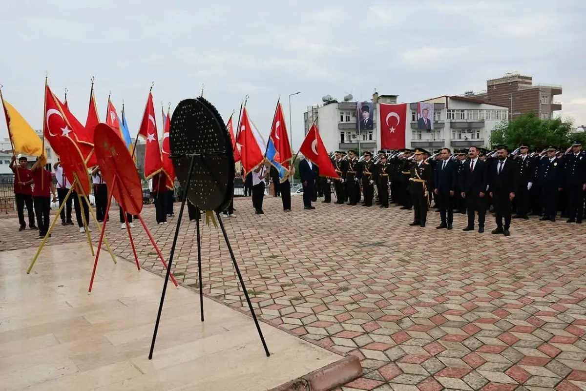 Silopi'de 29 Ekim Cumhuriyet Bayramı çelenk sunma töreniyle kutlandı 4