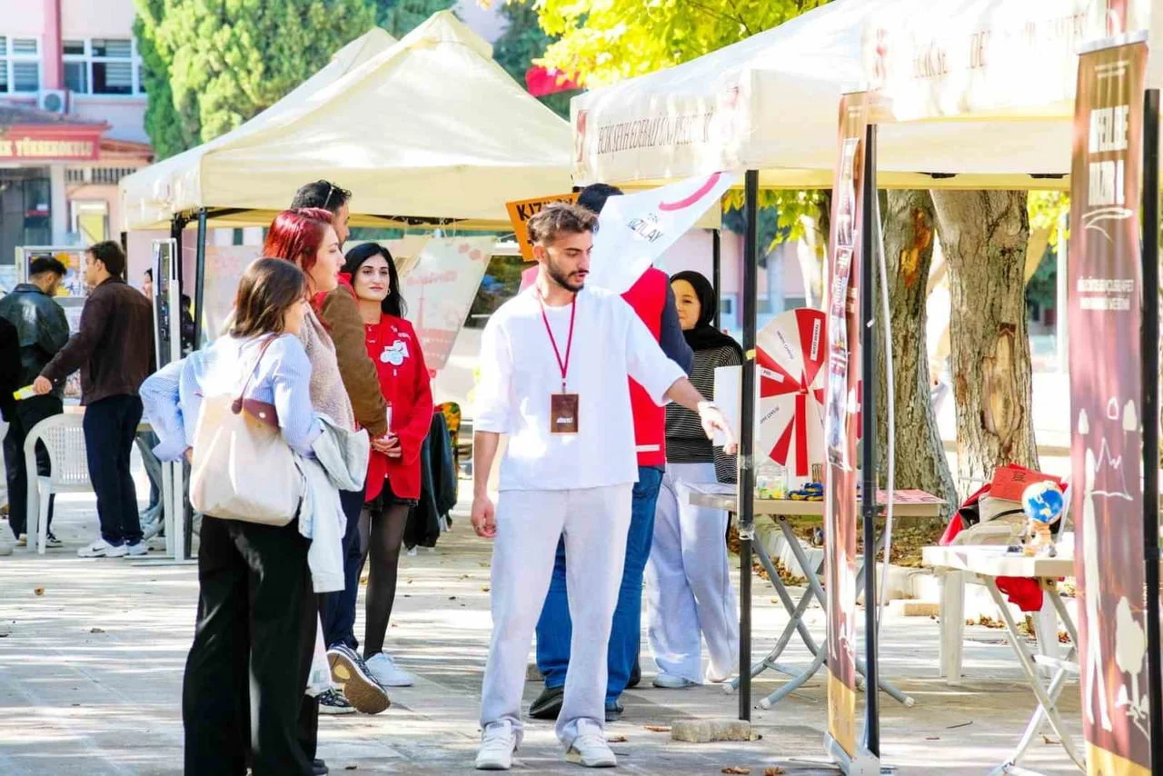 BŞEÜ'DE ÖĞRENCİ KULÜPLERİNE YOĞUN İLGİ