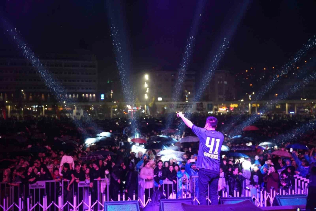 Kocaeli'de sağanak yağış altında Sagopa Kajmer ile Cumhuriyet coşkusu 5