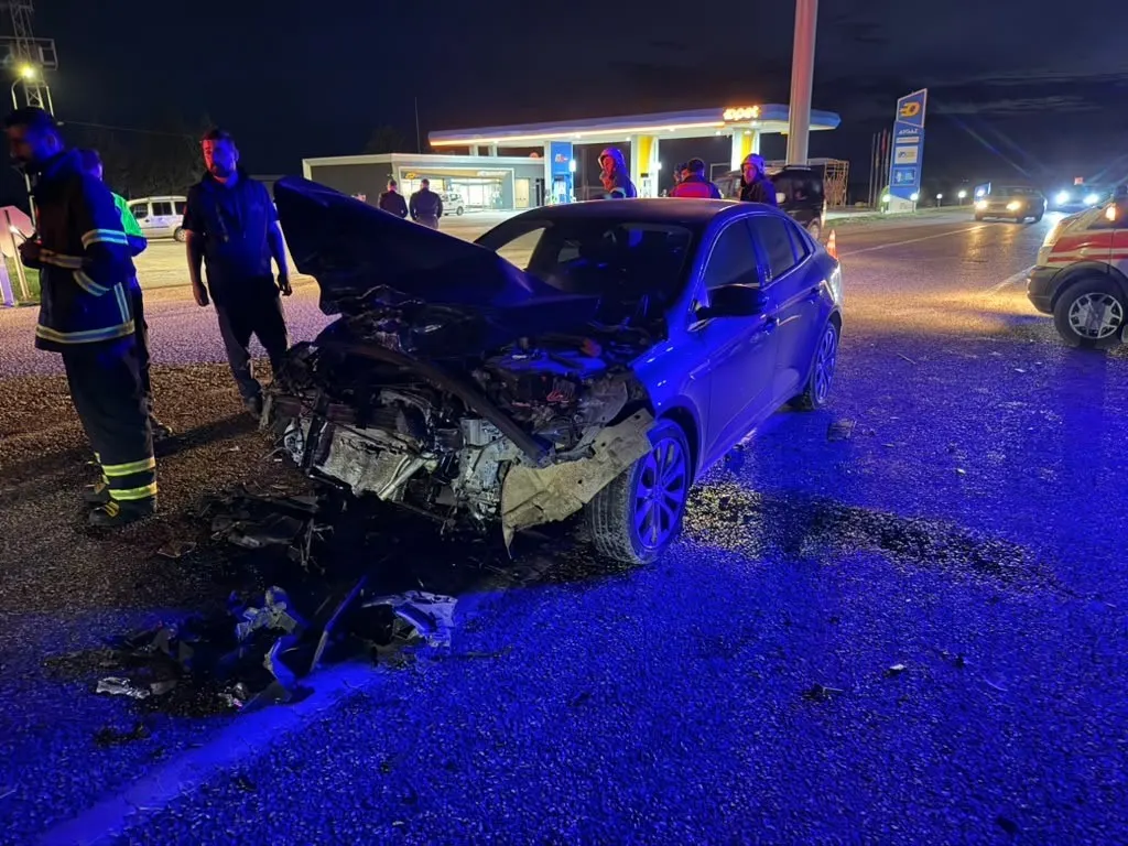 Adıyaman'da otomobil ile kamyonet çarpıştı: 1'i ağır 4 yaralı 4