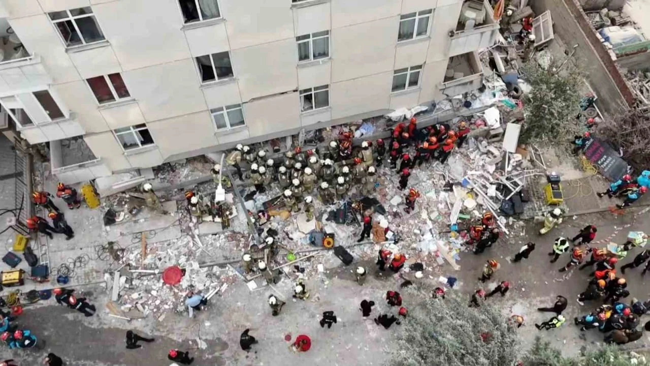 MALTEPE'DE 7 KATLI BİNADA ÇÖKME MEYDANA GELDİ.