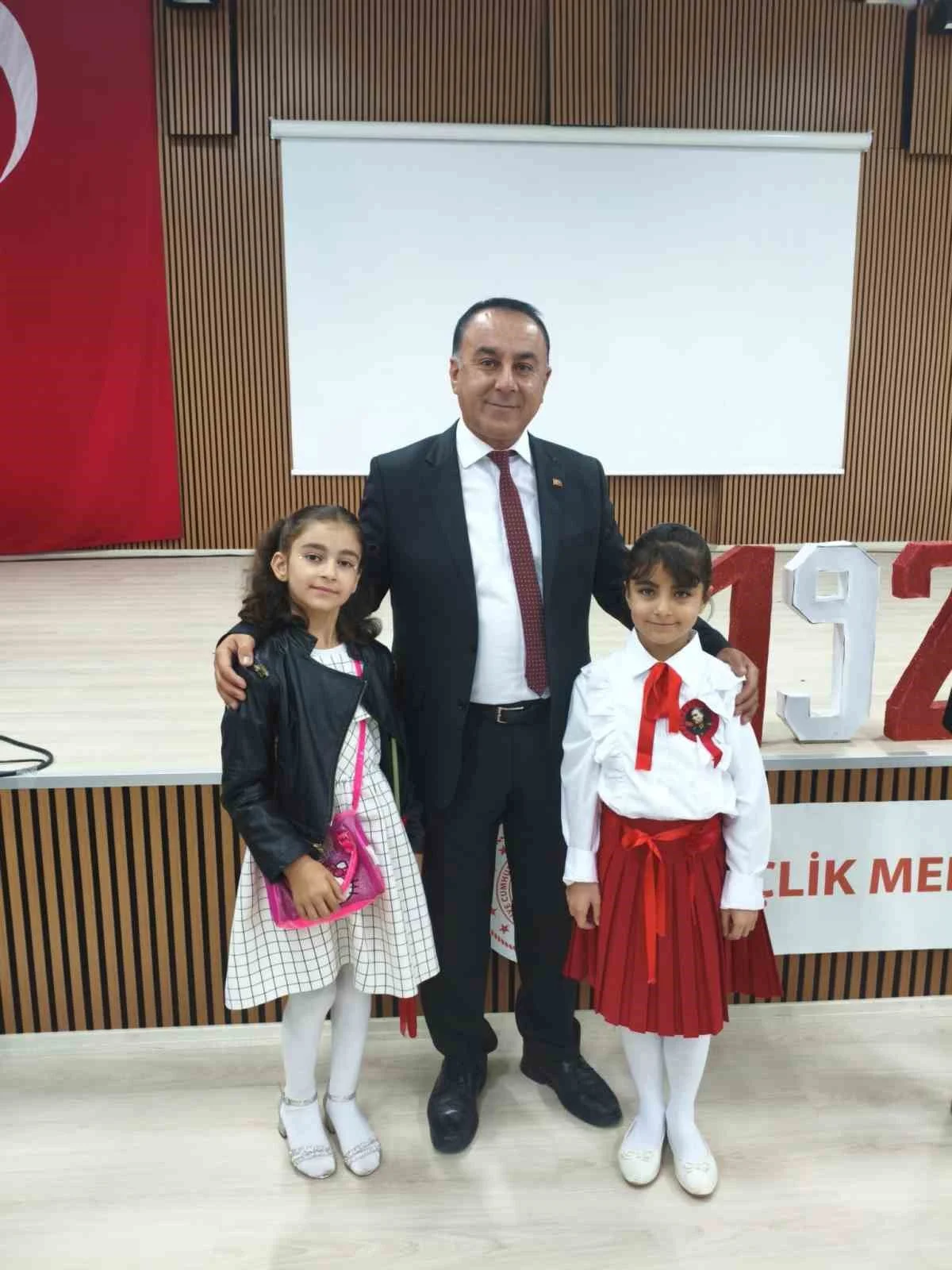 Eleşkirt'te 29 Ekim Cumhuriyet Bayramı kutlamalarına minik öğrencilerin gösterileri renk kattı 2