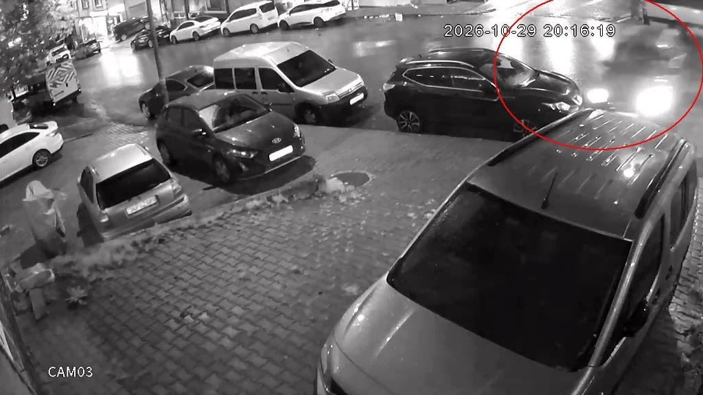 Esenyurt'ta kontrolden çıkan otomobil park halindeki araçlara çarptı 2