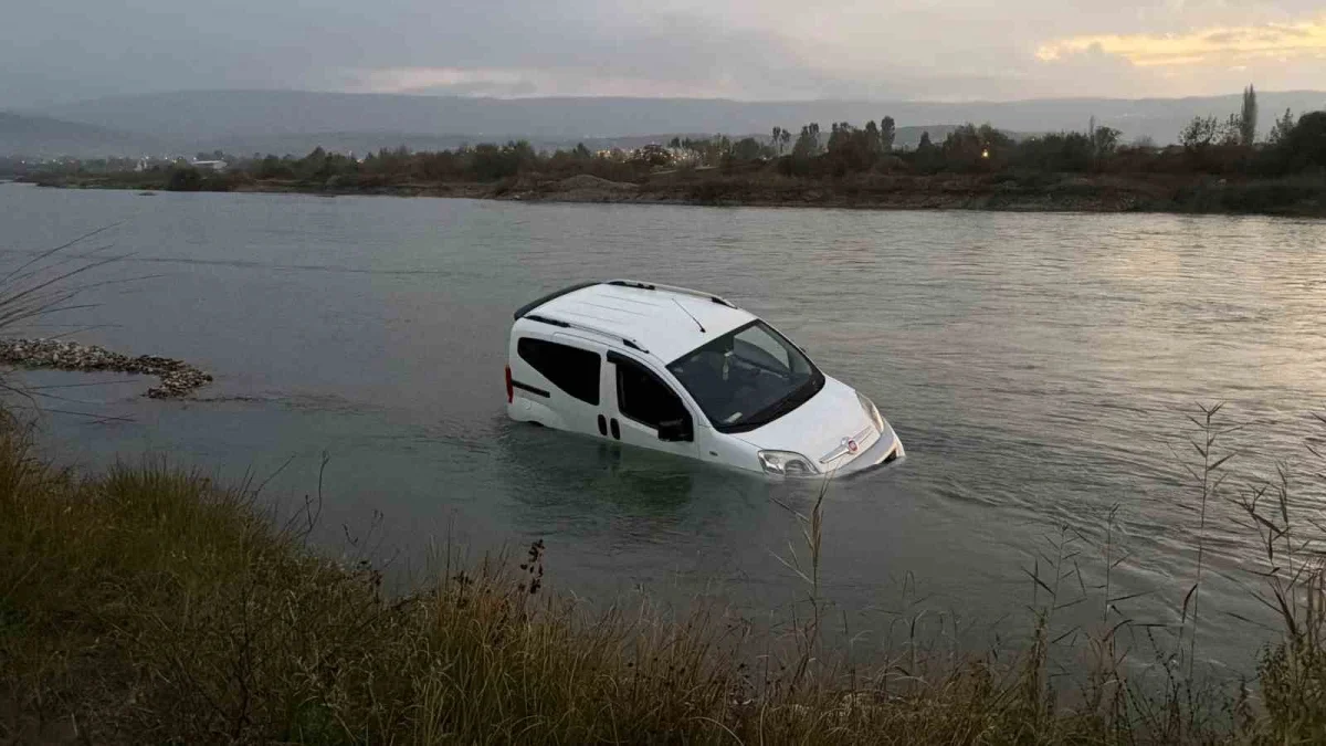 Erbaa'da balık tutmak için gittikleri Kelkit Çayı'nda otomobilleri sular altında kaldı 4