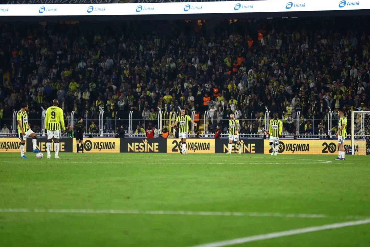 Fenerbahçe evinde Göztepe'ye yenilerek liderin 9 puan gerisine düştü 1