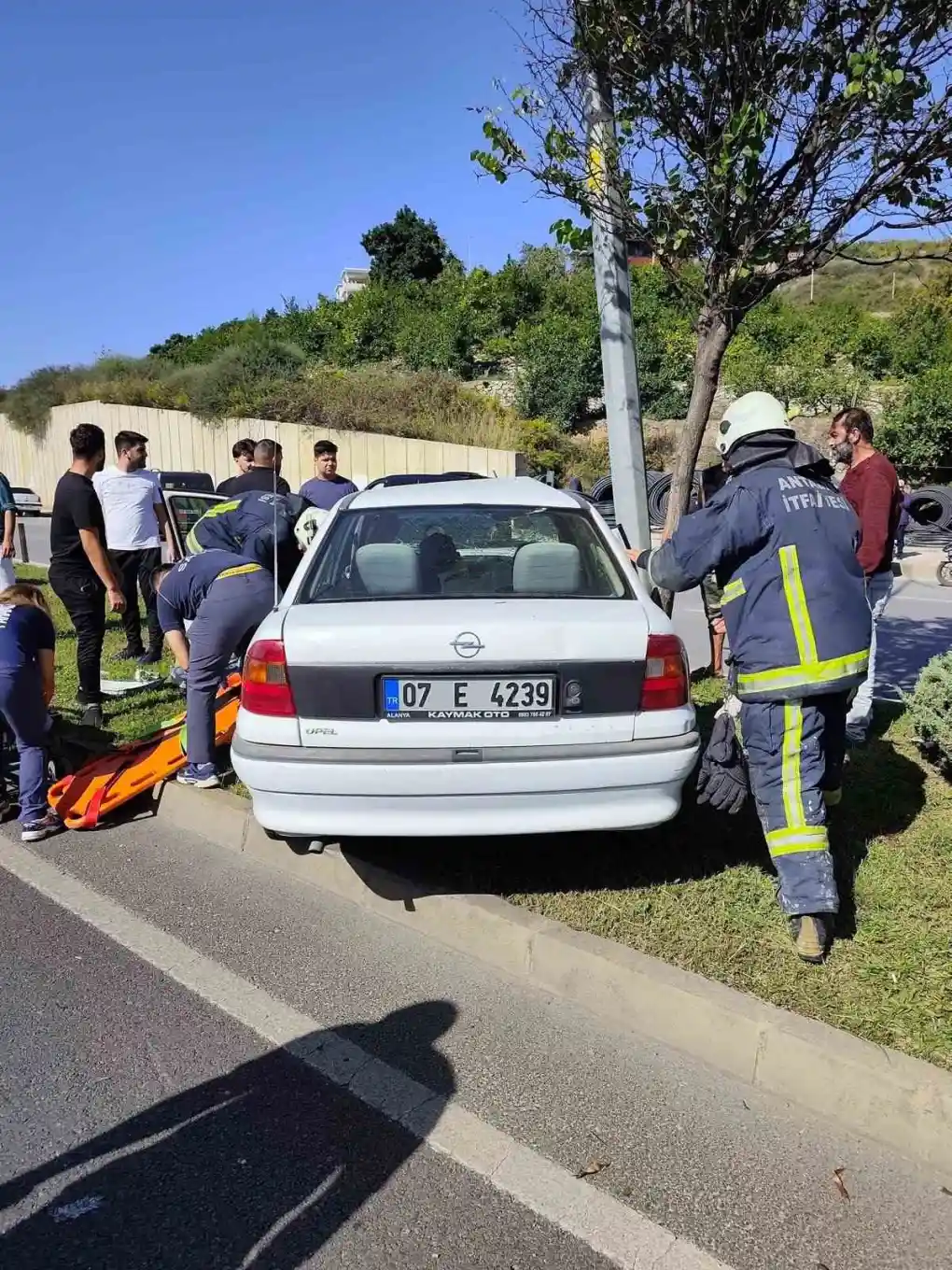 Alanya'da aydınlatma direğine çarpan otomobilin sürücüsü kaçtı: 1 yaralı 2